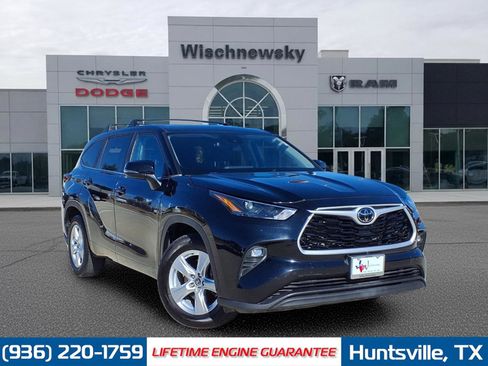 Used 2023 Toyota Highlander LE FWD image 1