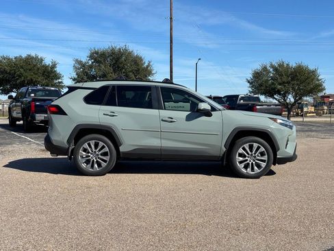 Used 2022 Toyota RAV4 XLE Premium image 4