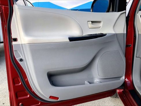 Used 2013 Toyota Sienna LE image 21