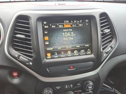 Used 2017 Jeep Cherokee Trailhawk image 18