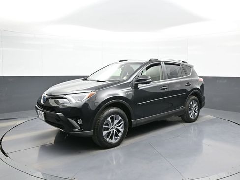 Certified 2018 Toyota RAV4 XLE w/ Convenience Package image 10