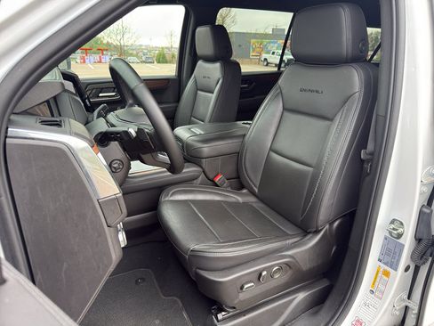 Used 2025 GMC Yukon XL Denali AWD/4WD image 13