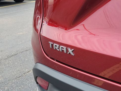Used 2025 Chevrolet Trax LT FWD image 8