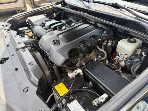Used 2018 Toyota 4Runner SR5 AWD/4WD image 19