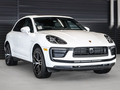 Used 2023 Porsche Macan image 7