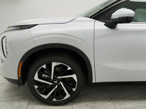 Used 2024 Mitsubishi Outlander SE image 14