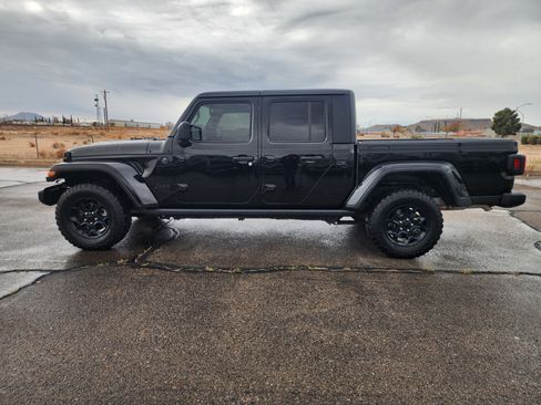 Used 2023 Jeep Gladiator Willys image 8