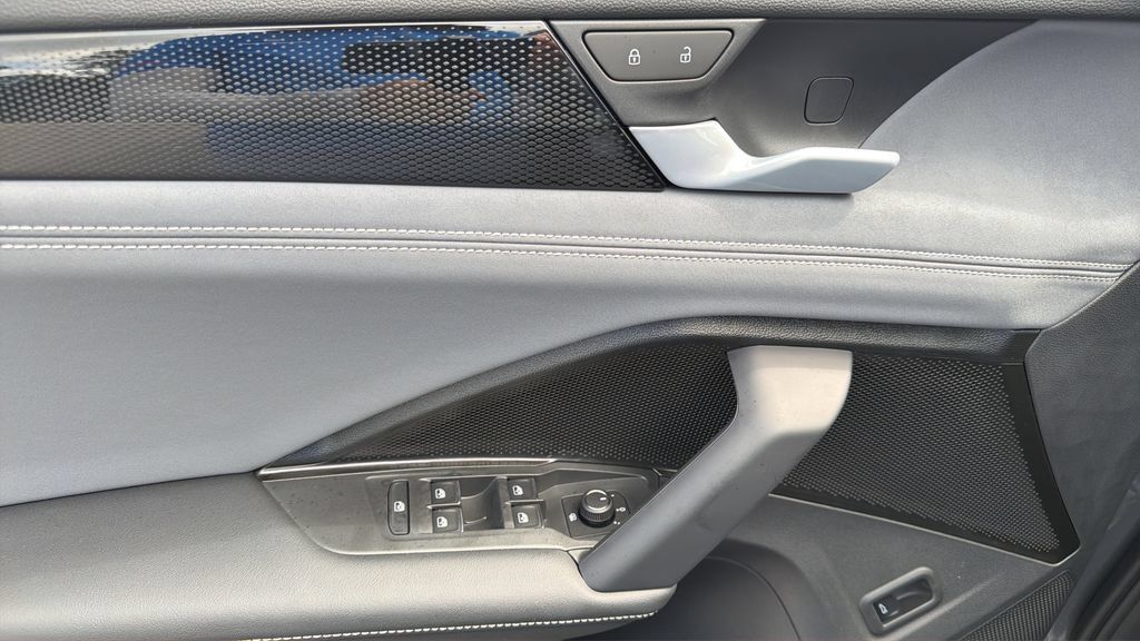 New 2026 Volkswagen Tiguan SE R-Line FWD image 21