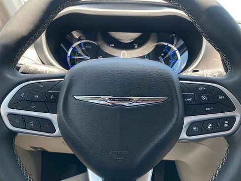 Used 2024 Chrysler Pacifica Limited FWD image 20