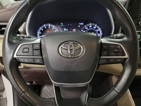 Used 2022 Toyota Highlander XLE AWD/4WD image 24