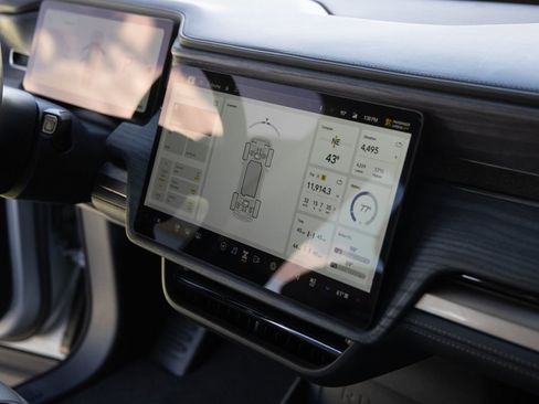 Used 2025 Rivian R1S Adventure image 27