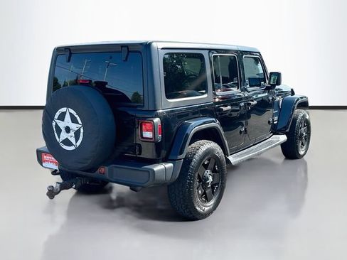 Used 2019 Jeep Wrangler Unlimited Sahara w/ Cold Weather Group AWD/4WD image 6