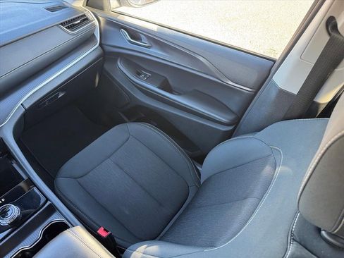 Used 2024 Jeep Grand Cherokee Laredo image 18