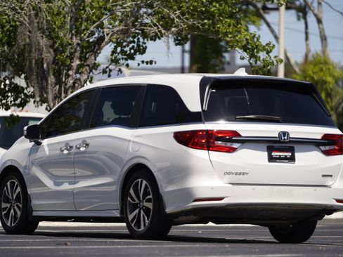 Used 2024 Honda Odyssey Touring image 3