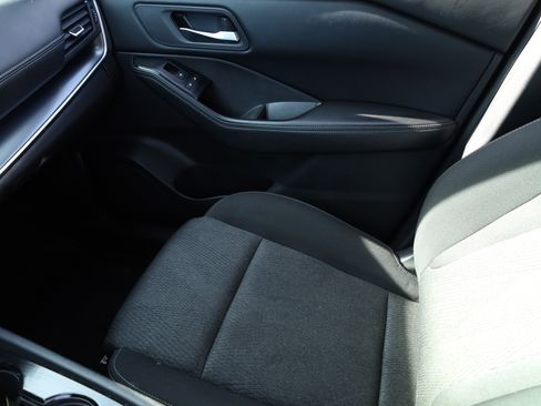 Used 2024 Nissan Rogue SV image 9