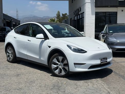 Used 2022 Tesla Model Y Long Range AWD/4WD image 1