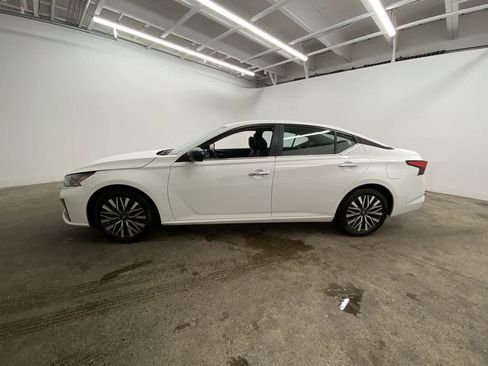 Used 2025 Nissan Altima 2.5 SV image 3