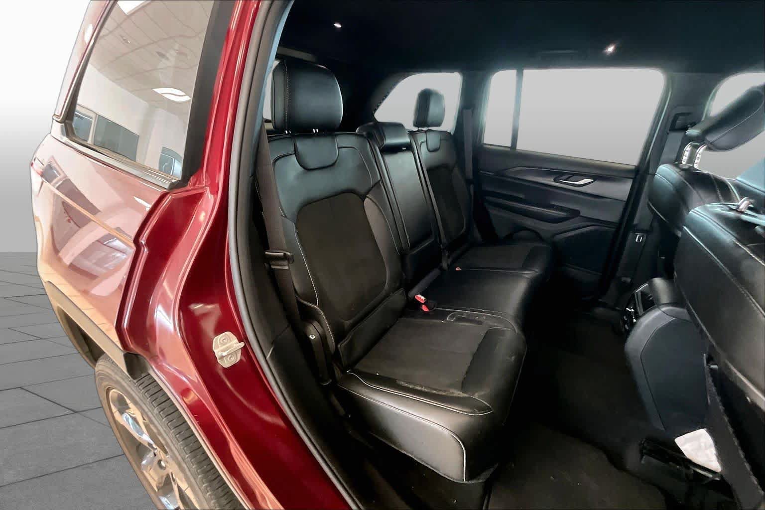 Used 2023 Jeep Grand Cherokee Altitude RWD image 19