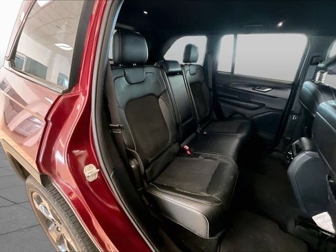 Used 2023 Jeep Grand Cherokee Altitude RWD image 19