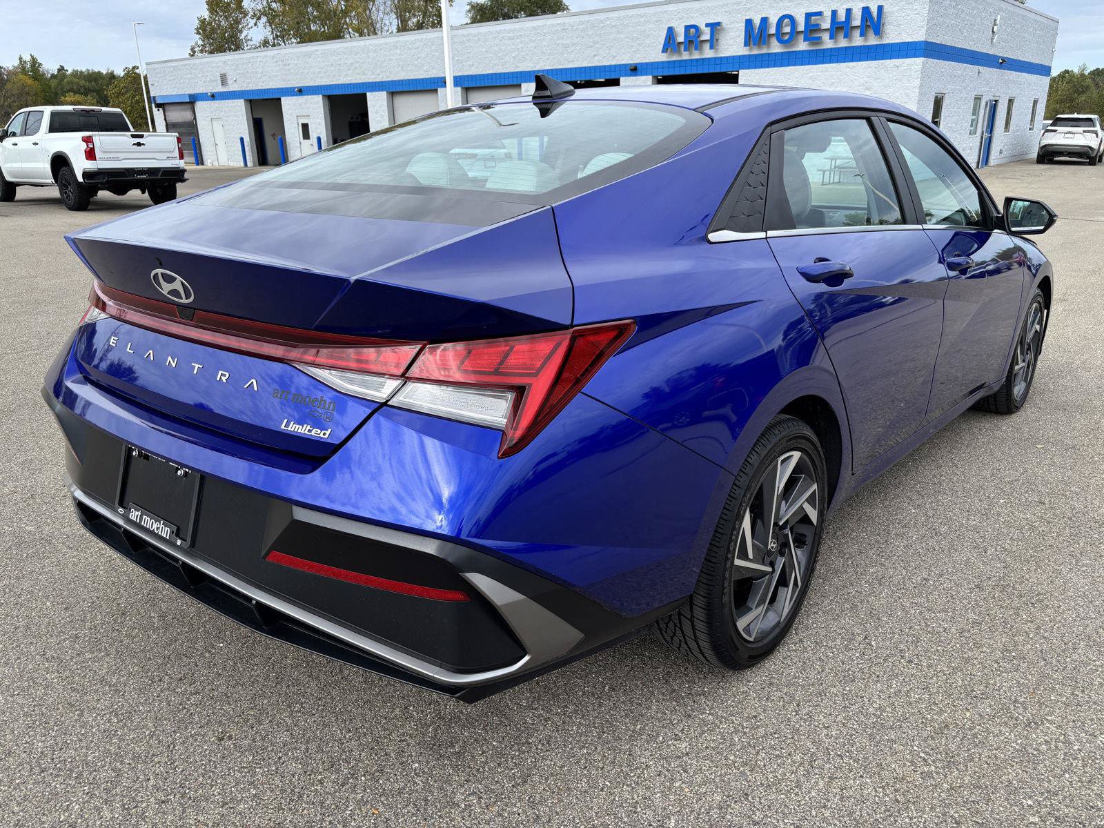 Used 2025 Hyundai Elantra Limited FWD image 3