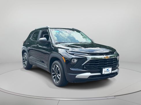 Used 2024 Chevrolet TrailBlazer LT w/ Convenience Package AWD/4WD image 2
