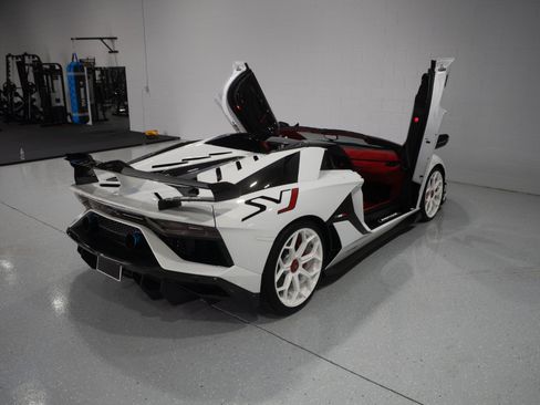 Used 2020 Lamborghini Aventador SVJ AWD/4WD image 4