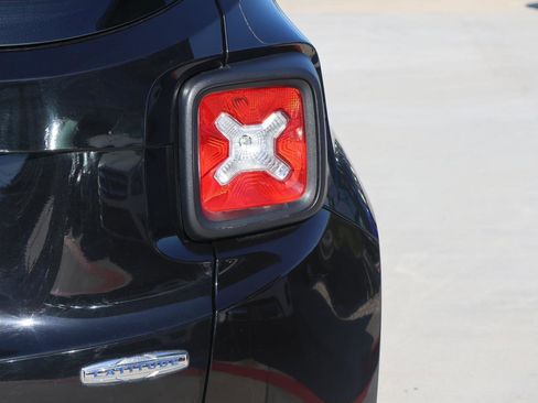 Used 2017 Jeep Renegade Latitude w/ Popular Equipment Group image 10