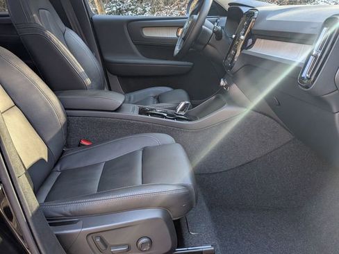 Used 2025 Volvo XC40 B5 Plus w/ Protection Package Premier image 28