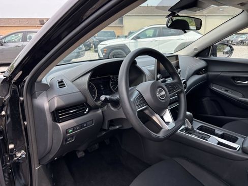 Used 2025 Nissan Sentra SV FWD image 32