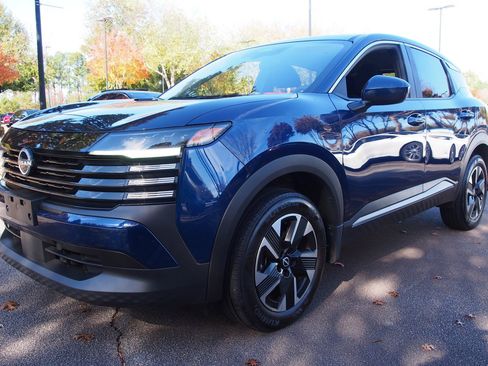 Used 2025 Nissan Kicks SV image 3