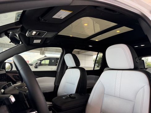 Used 2025 Chevrolet Traverse High Country FWD image 14
