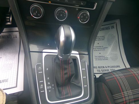 Used 2017 Volkswagen Golf 4-Door FWD image 16