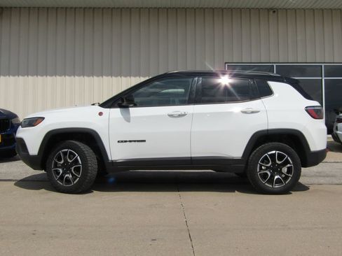 Used 2024 Jeep Compass Trailhawk AWD/4WD image 11