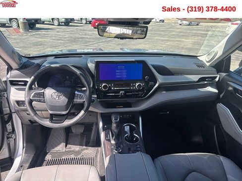 Used 2024 Toyota Highlander Platinum AWD/4WD image 12