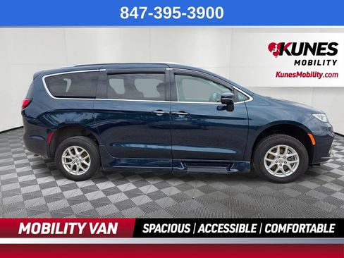 Used 2021 Chrysler Pacifica Touring-L w/ Uconnect Theater Family Group FWD image 9
