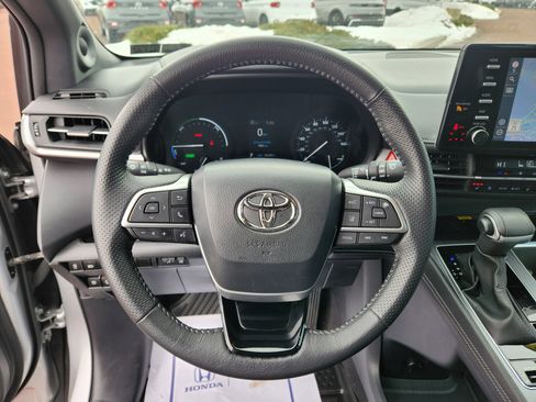 Used 2023 Toyota Sienna XSE image 19
