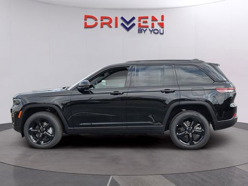 New 2025 Jeep Grand Cherokee Limited w/ Luxury Tech Group II image 2