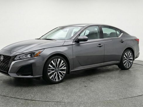 Used 2025 Nissan Altima 2.5 SV image 3
