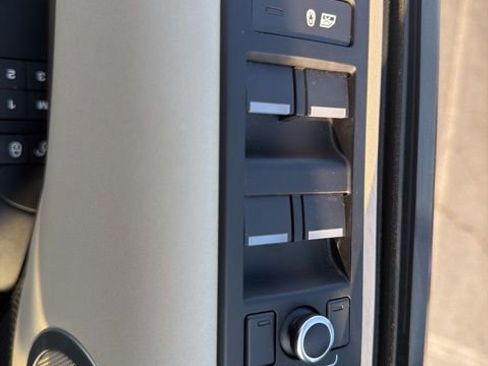 Used 2018 Land Rover Discovery HSE AWD/4WD image 17