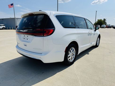Used 2023 Chrysler Pacifica Touring-L FWD image 41
