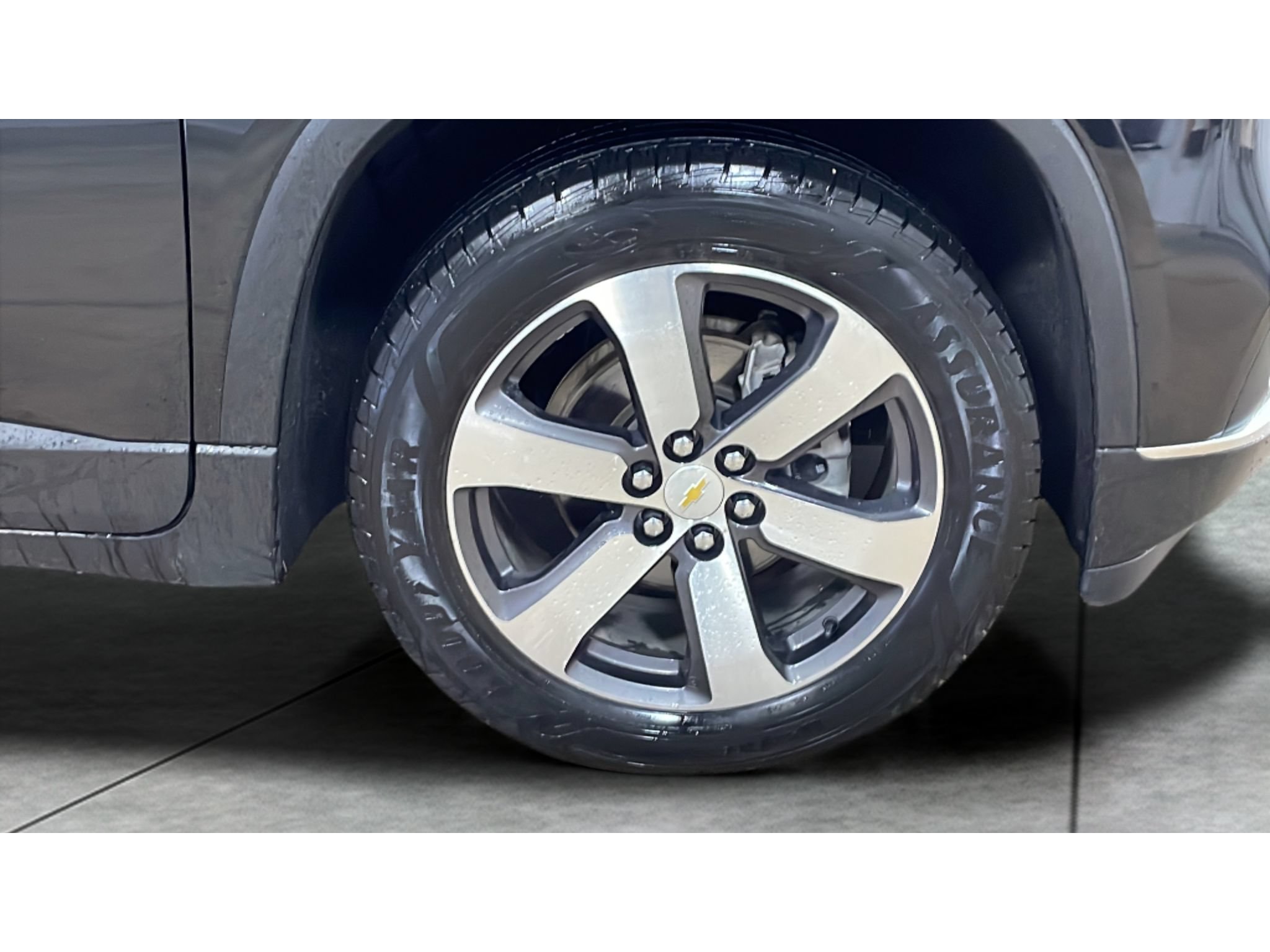 Used 2021 Chevrolet Traverse LT w/ LT Premium Package AWD/4WD image 2