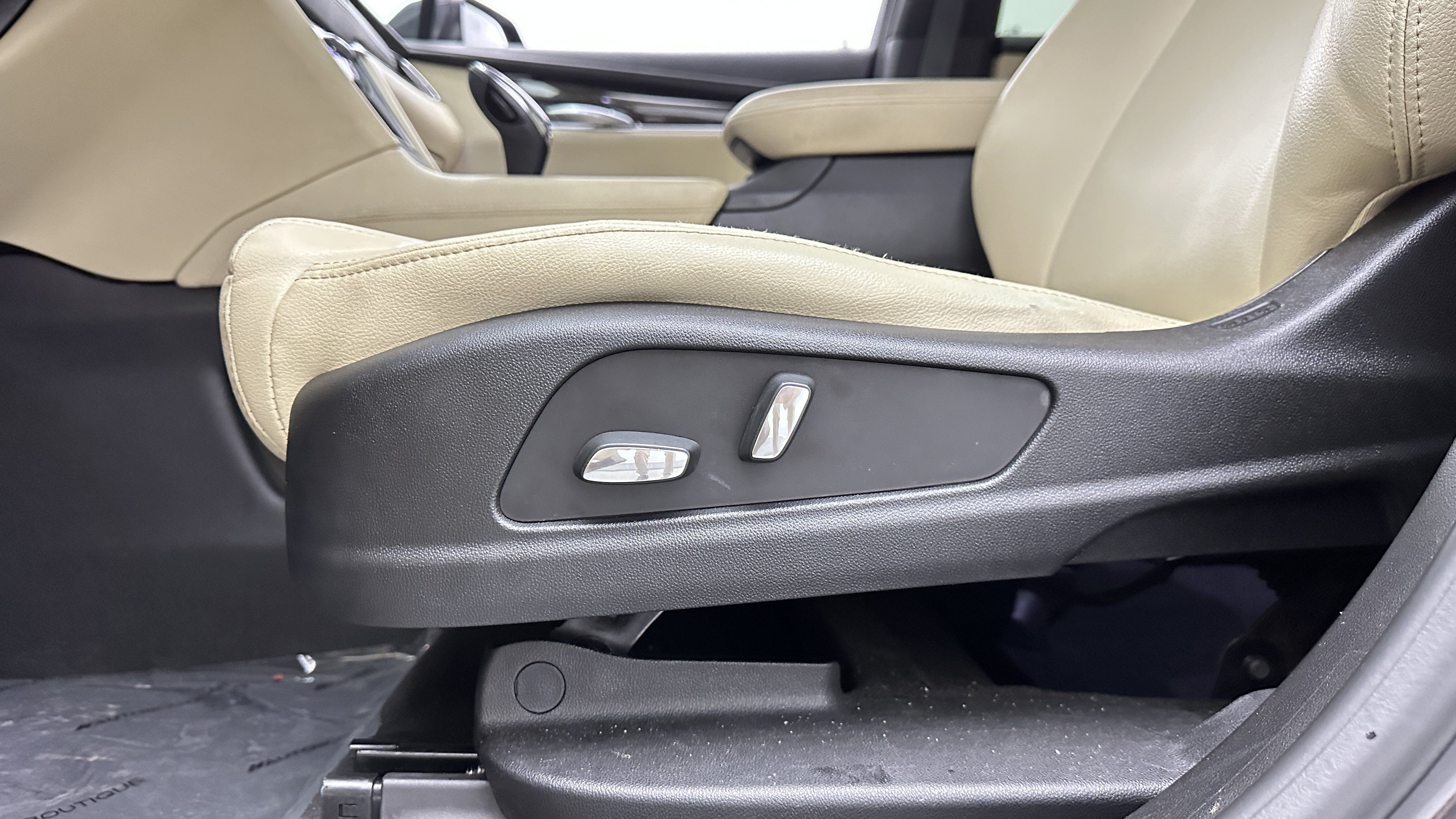 Used 2018 Cadillac XT5 FWD w/ LPO, Wheel Lock Package image 14