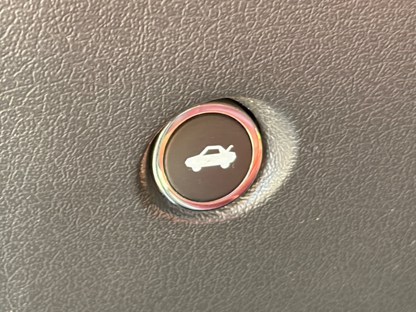Used 2014 Dodge Challenger SXT RWD image 9
