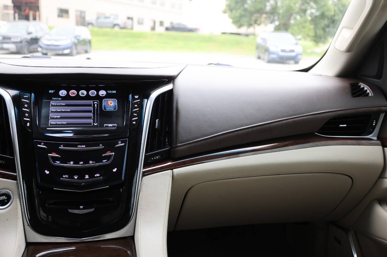 Used 2017 Cadillac Escalade Premium Luxury AWD/4WD image 25