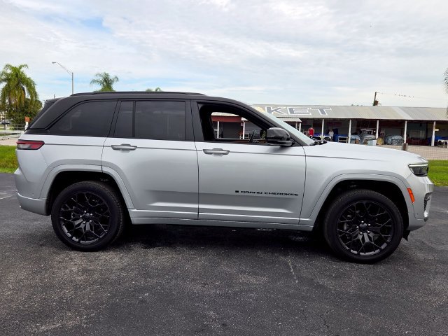Used 2024 Jeep Grand Cherokee Summit AWD/4WD image 8