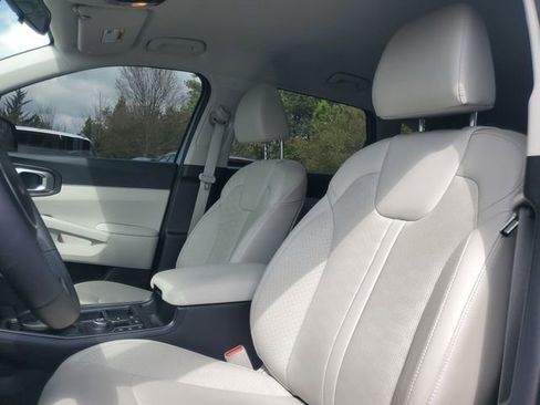 Certified 2025 Kia Sorento S image 14