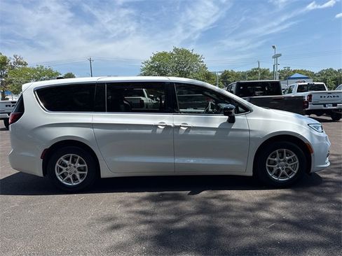 New 2026 Chrysler Pacifica Select image 6