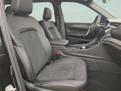 New 2025 Jeep Grand Cherokee L Altitude RWD image 31