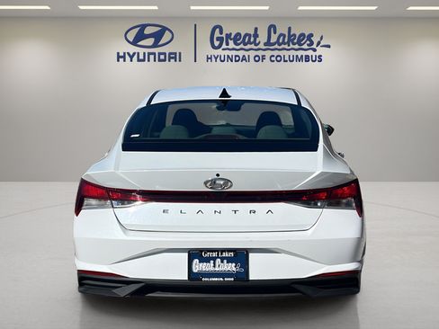 Used 2022 Hyundai Elantra SE w/ Preferred Accessory Package FWD image 4