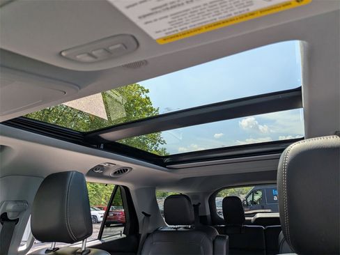 Used 2022 Ford Explorer Limited w/ Equipment Group 301A image 23